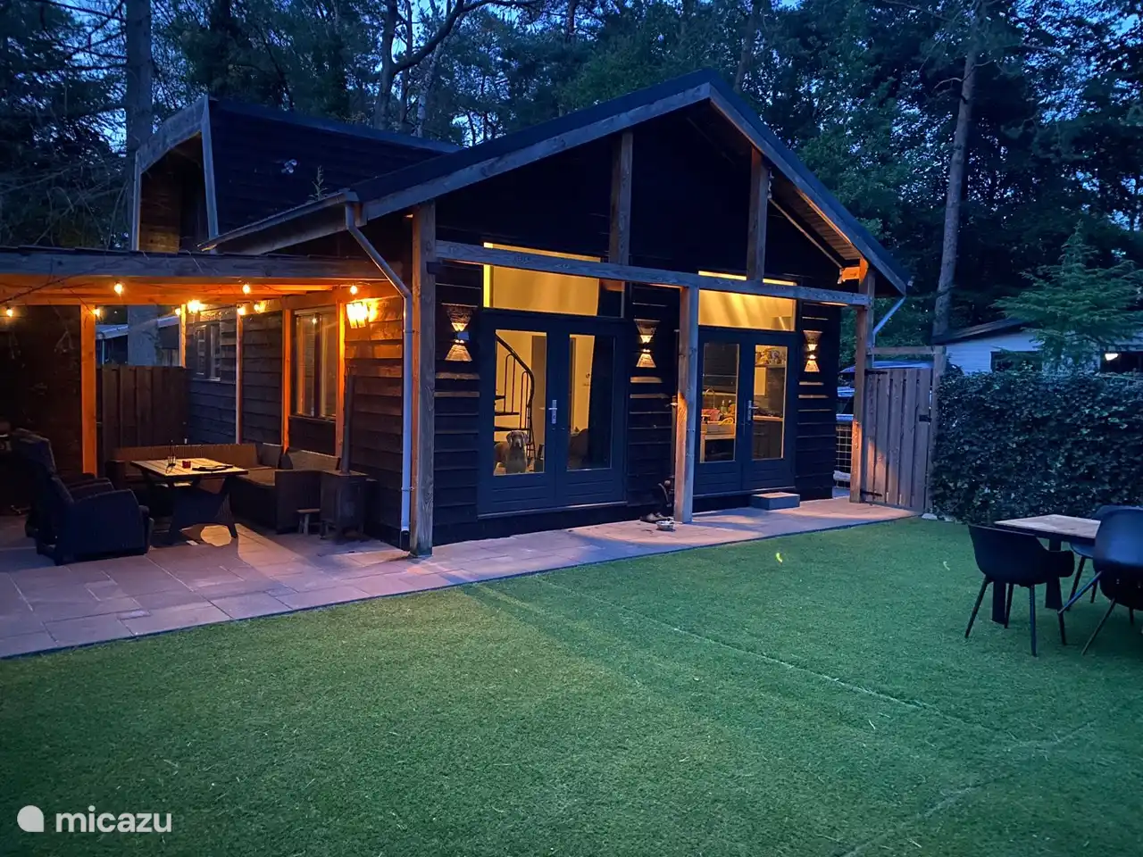 Stimmungsvolle Beleuchtung draußen vom Garten aus
