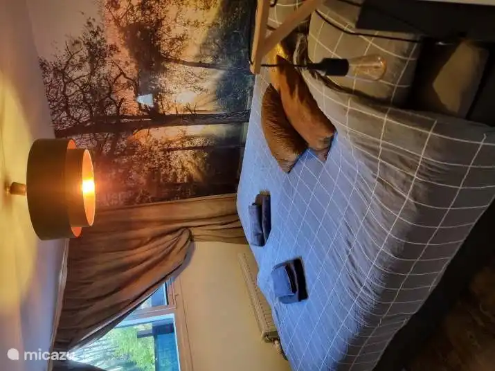 Schlafzimmer im Erdgeschoss mit großem 2-Personen-Bett