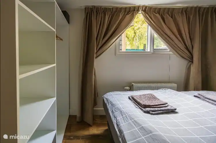 Schlafzimmer im Erdgeschoss mit viel Stauraum