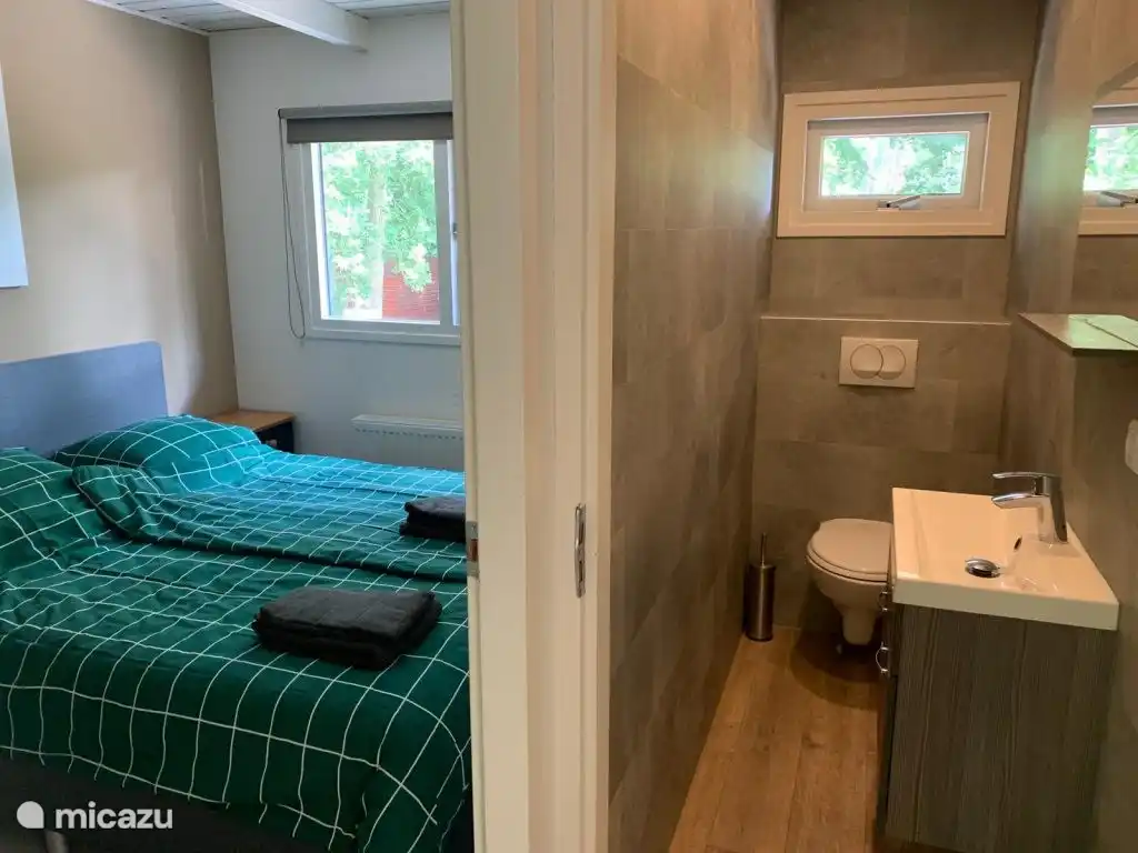 Schlafzimmer + Toilette