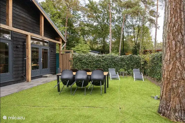 Blick auf den umzäunten Garten in 1,80m Höhe