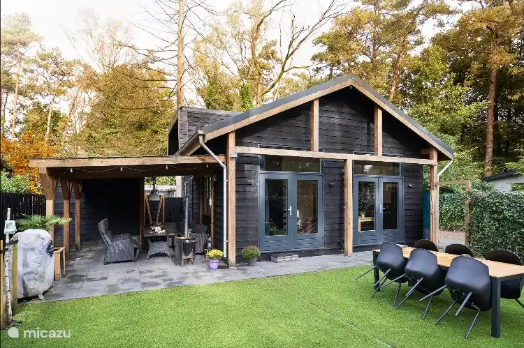 Blick auf Ferienhaus und Garten