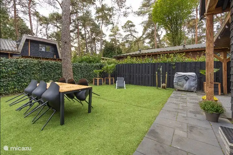 Blick in den Garten mit Daybed und BBQ