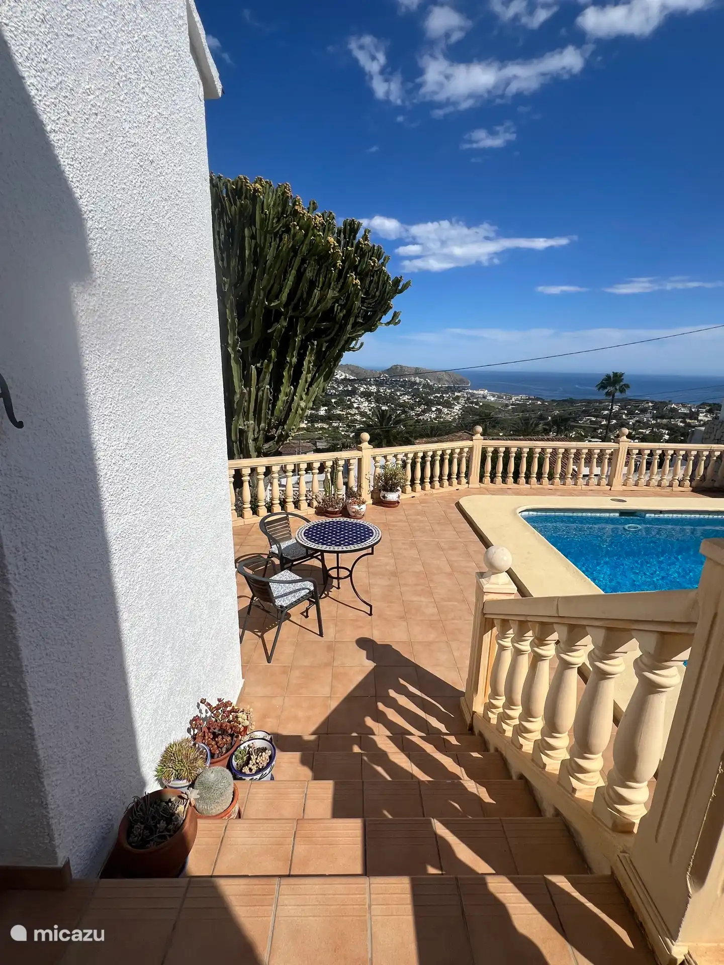 La chambre à l’étage supérieur a son propre accès à la terrasse avec piscine.