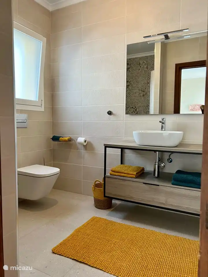 Badezimmer im Obergeschoss, mit geräumiger Dusche.