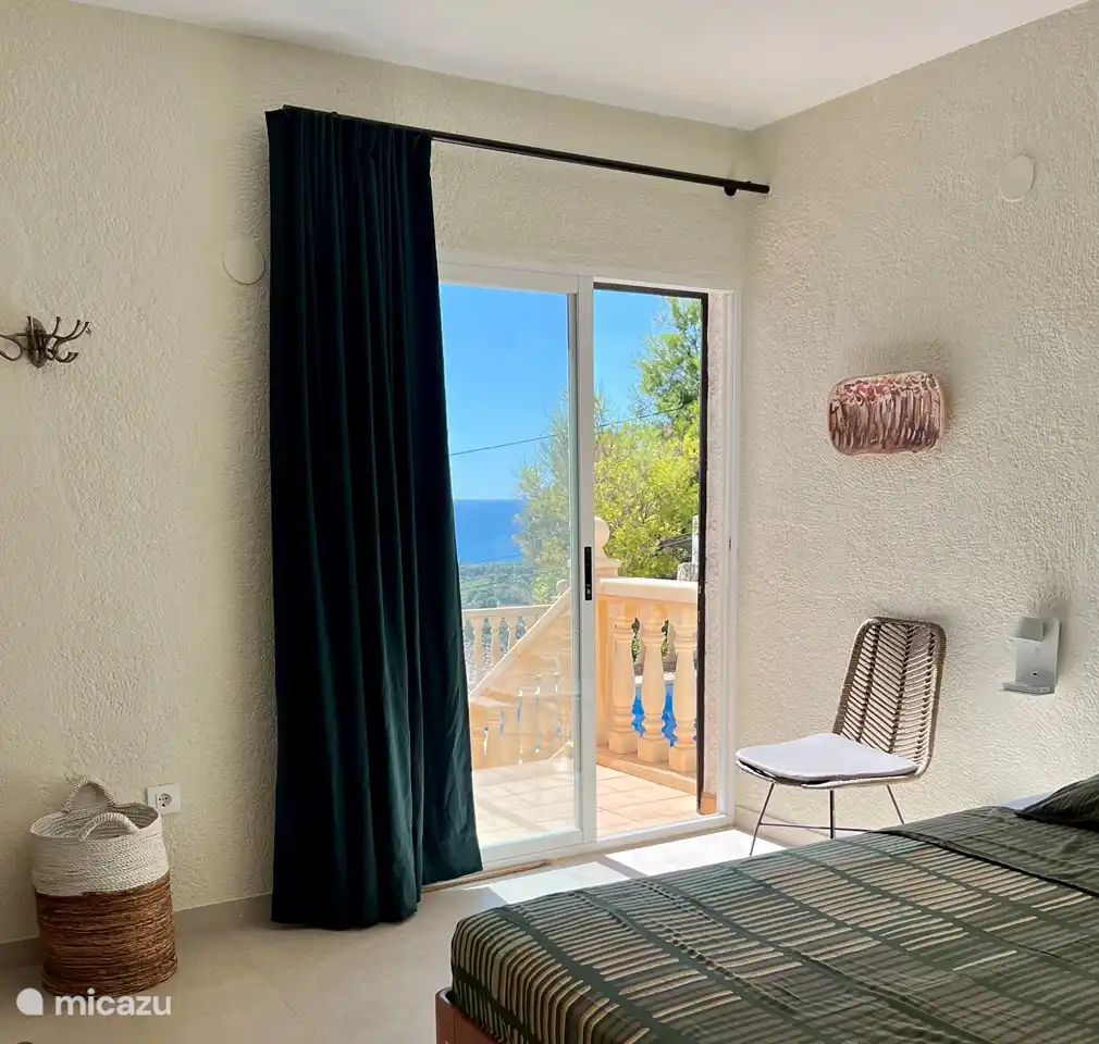 Schiebetür zur Außenterrasse mit Pool- und Meerblick!