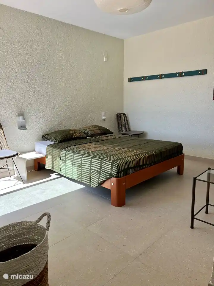 Schlafzimmer im Obergeschoss mit Klimaanlage und dann das Badezimmer.