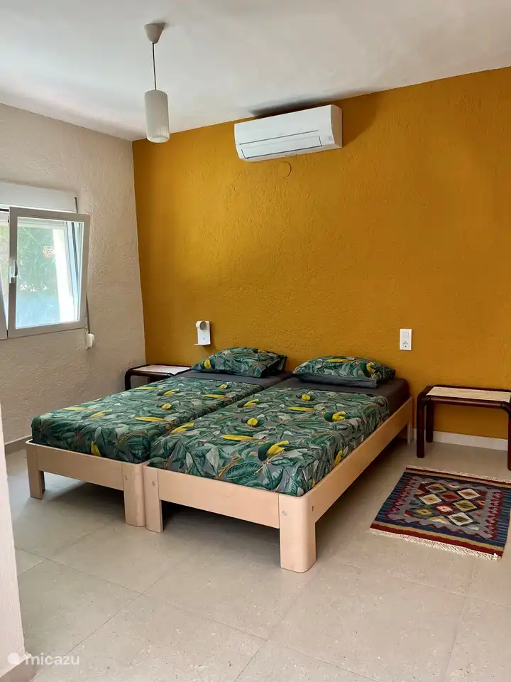 Das Schlafzimmer im Erdgeschoss auf der Rückseite (mit Klimaanlage). Es gibt zwei separate Einzelbetten.