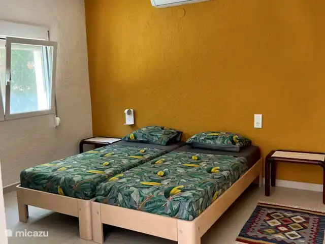 Casa Ça Va huren in Spanje, Costa Blanca, Moraira - villa De slaapkamer beneden aan de achterzijde (met airconditioning). Er staan twee losse 1 persoonsbedden.