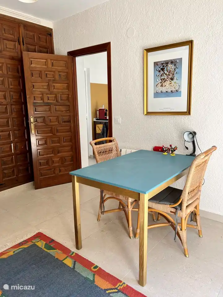 Das Wohnzimmer im Erdgeschoss mit Terrassentüren zur Terrasse. Das Wohnzimmer ist mit der Küche und dem Schlafzimmer verbunden.