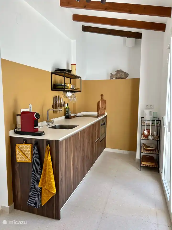 Die Küche im Erdgeschoss. Voll ausgestattet.