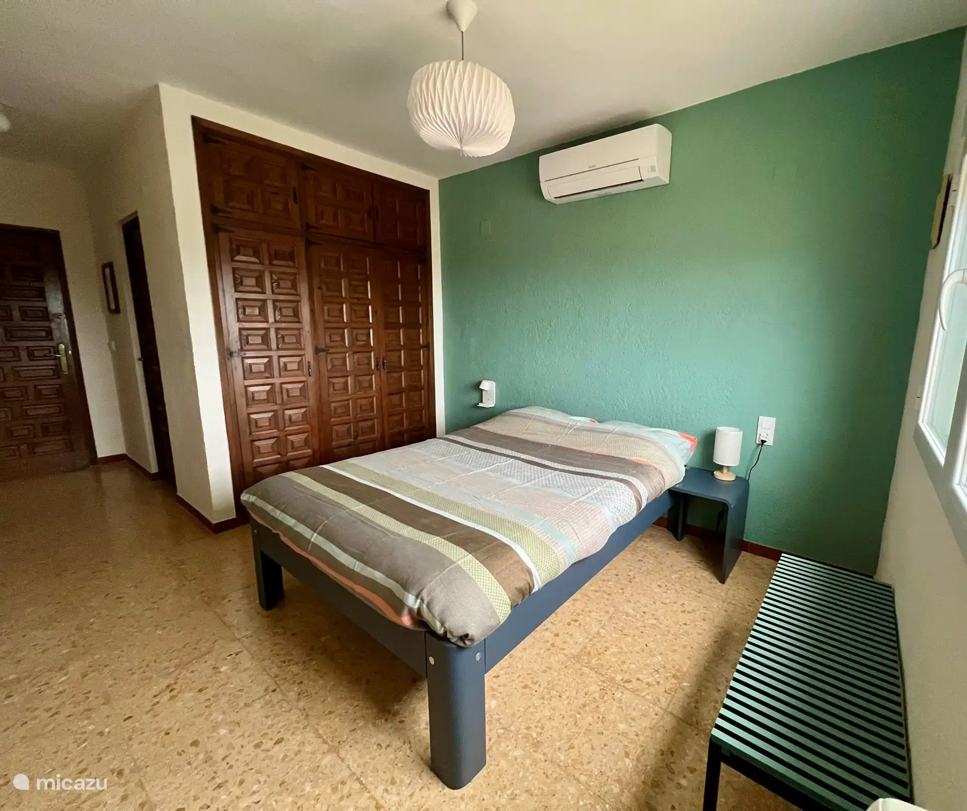 Im Erdgeschoss befindet sich das Schlafzimmer an der Vorderseite des Hauses.