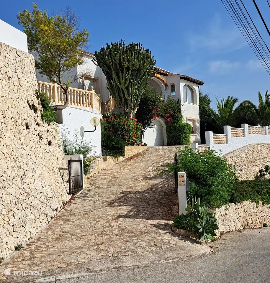 Auffahrt zum Haus. 2 Parkplätze im Freien und ausreichend Parkplätze in der Garage.