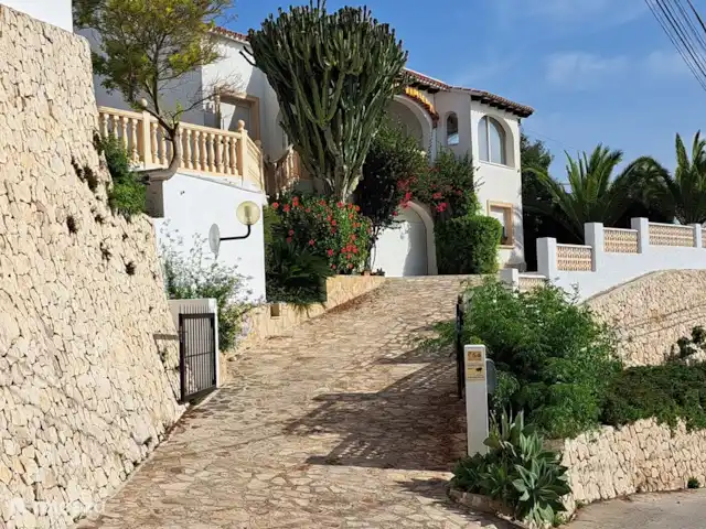 Casa Ça Va huren in Spanje, Costa Blanca, Moraira - villa Oprit naar het huis. 2 parkeerplaatsen buiten en voldoende parkeerruimte in de garage.