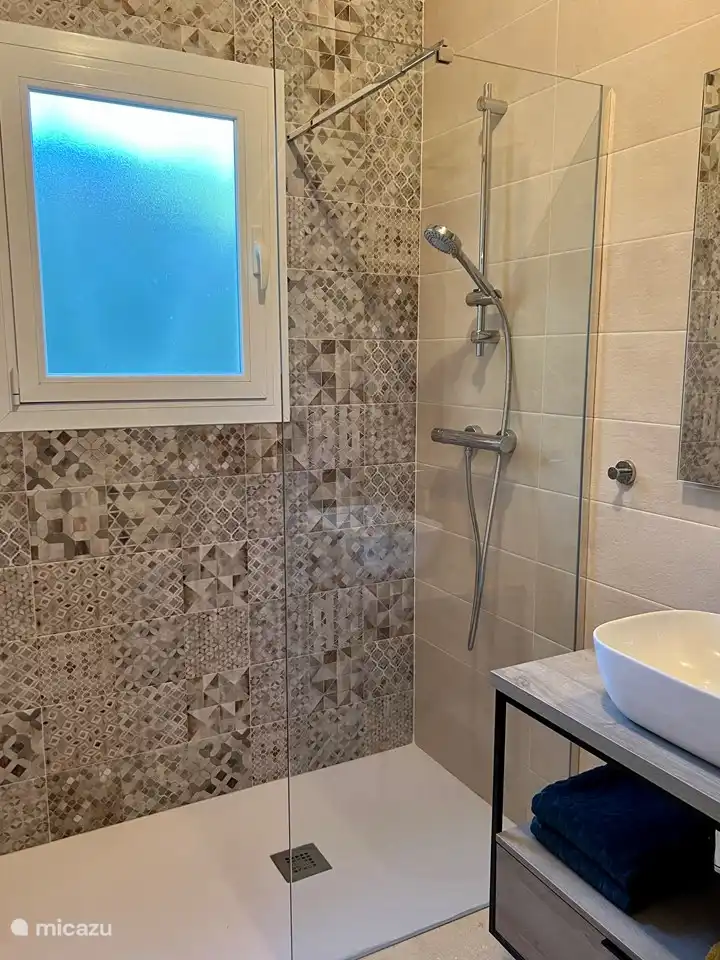 Begehbare Dusche im Schlafzimmer.