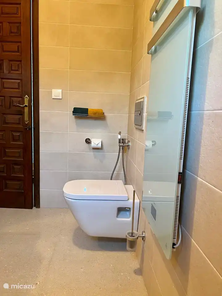 Toilette mit Bidethahn.