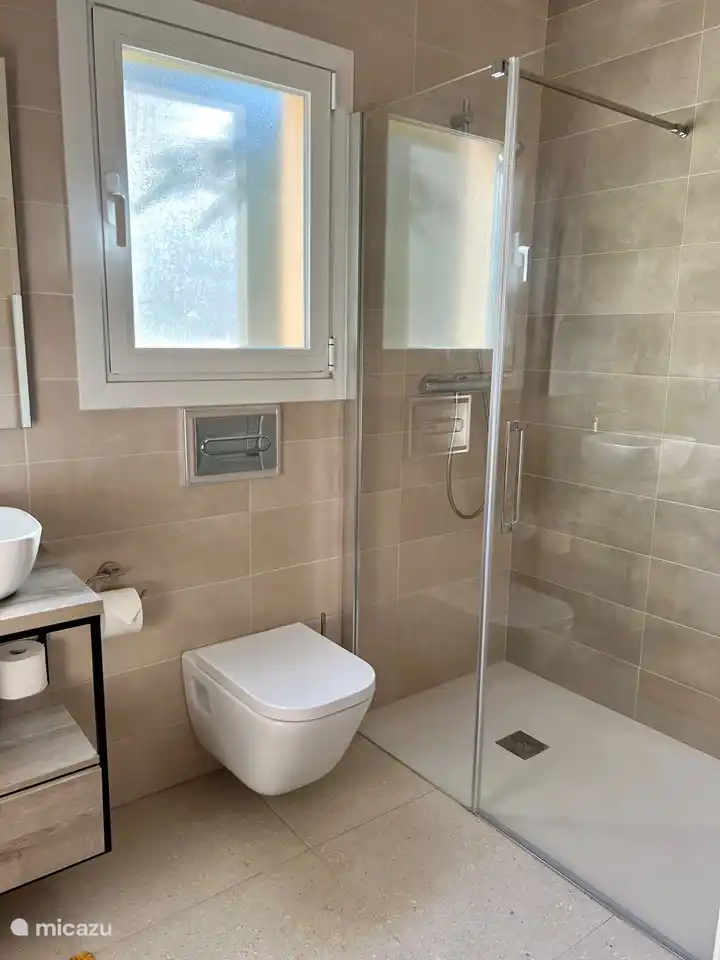 Separates Badezimmer im Erdgeschoss.