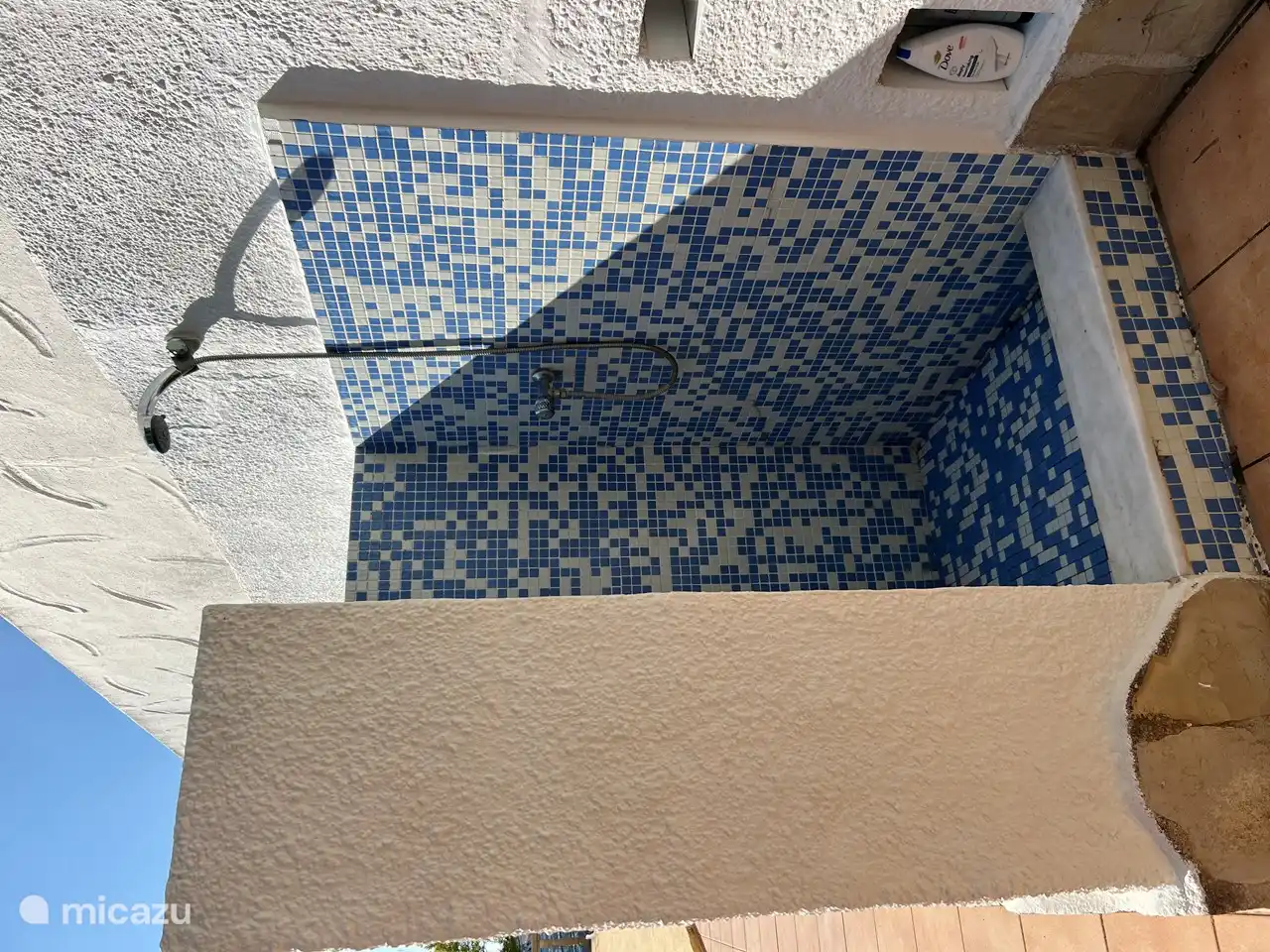 Außendusche am Pool.