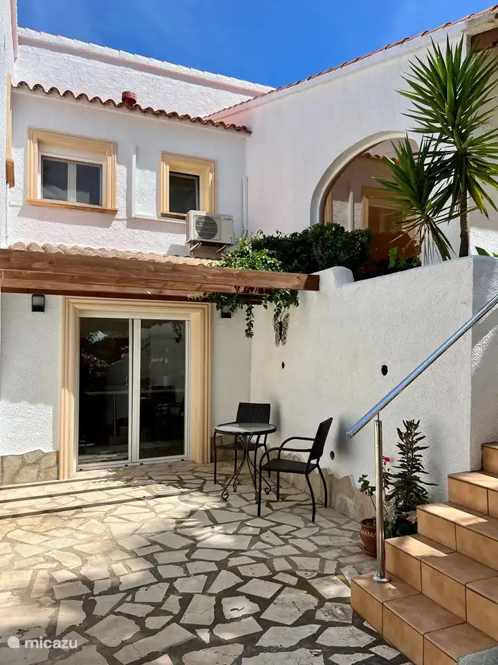 Die Außenterrasse im Erdgeschoss mit Terrassentüren zur Küche.