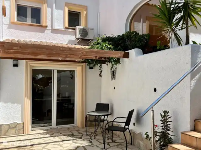 Casa Ça Va huren in Spanje, Costa Blanca, Moraira - villa Het buitenterras op de benedenverdieping, met openslaande deuren naar de keuken.