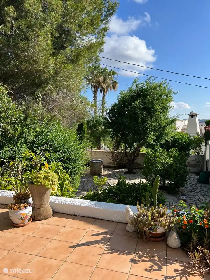 Die Terrasse unten-hinten. Verbunden mit einer Treppe.