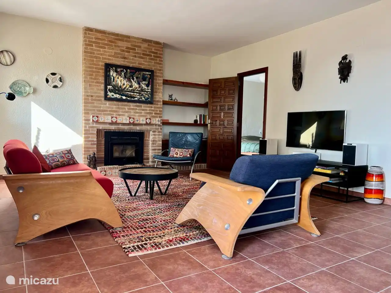 In der obersten Etage finden Sie ein geräumiges Wohnzimmer mit Sitzecke und Klimaanlage.