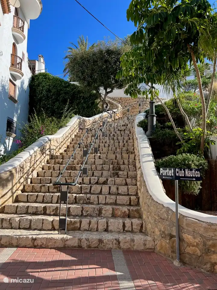 Schöner Spaziergang vom Zentrum von Moraira entlang des Hafens zum Strand von El Portet.