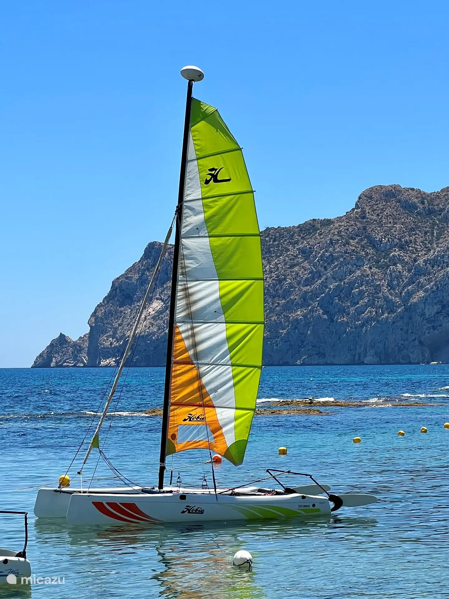 Segeln mit einem Katamaran, der in El Portet oder Cala les Bassettes gemietet werden kann. 