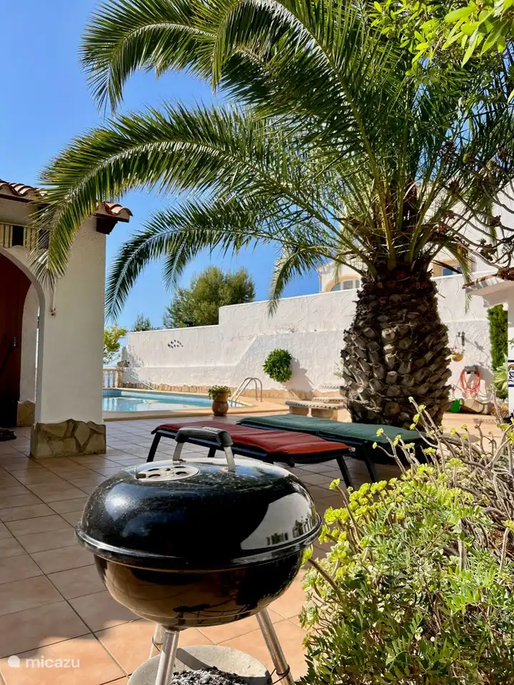 Die Terrasse auf der Rückseite bietet genügend Plätze mit Sonne oder Schatten.
Ideal, um abends den Grill anzuzünden.
Unter der Veranda steht ein großzügiger Essbereich zur Verfügung.
Im Badehaus stehen zusätzliche Sonnenliegen zur Verfügung.
Die Außendusche eignet sich hervorragend zum Abspülen nach der Nutzung des Pools.