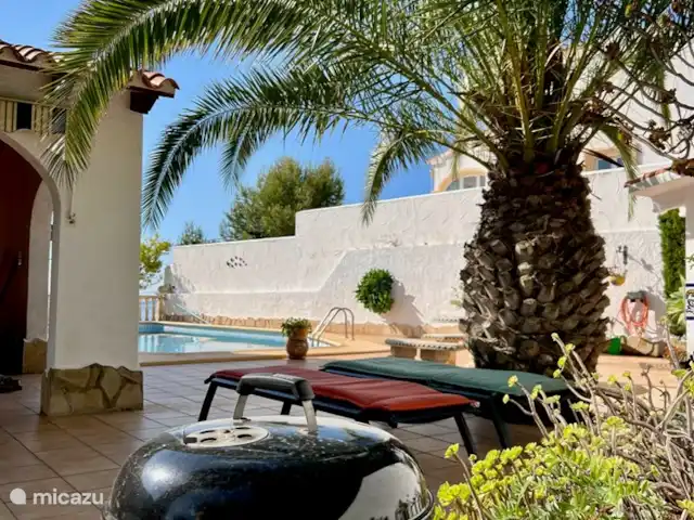 Casa Ça Va huren in Spanje, Costa Blanca, Moraira - villa Het terras achter met genoeg plekjes met zon of schaduw. 
Heerlijk om in de avond de bqq aan te steken.
Onder de veranda staat een ruime eethoek klaar.
In het badhuisje liggen extra ligbedden klaar.
De buitendouche is heerlijk om je af te spoelen na gebruik van het zwembad.