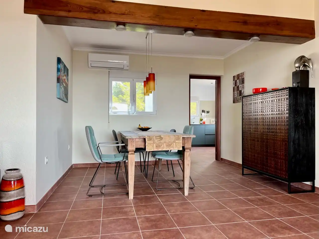 Der Essbereich im Wohnzimmer im Obergeschoss befindet sich zwischen der Küche und der Außenterrasse.