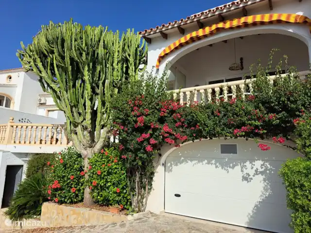 Casa Ça Va huren in Spanje, Costa Blanca, Moraira - villa Het huis heeft een ruime beneden-  en bovenverdieping. Via de garage kom je in de ruime hal.