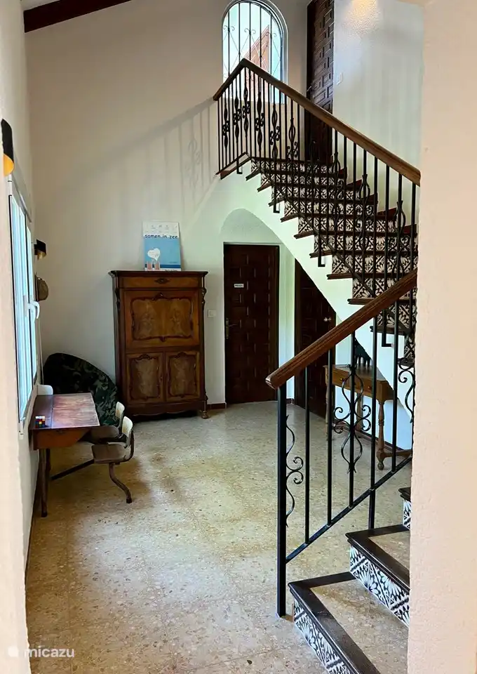 Sie gehen durch die Garage zur Haustür. Die Halle verfügt über eine schöne authentische Treppe zum ersten Stock. Im Erdgeschoss finden Sie zwei Schlafzimmer mit 2 Bädern, ein Wohnzimmer und eine großzügige Küche. Durch die französischen Türen gelangen Sie in den darunter liegenden Garten.