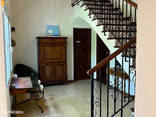 Casa Ça Va huren in Spanje, Costa Blanca, Moraira - villa Via de garage loop je naar de voordeur. De hal heeft een mooie authentieke trap naar de eerste verdieping. Op de begane grond vind je twee slaapkamers met 2 badkamers, en woonkamer en uitgebreide keuken. Via de openslaande deuren loop je naar de beneden tuin.