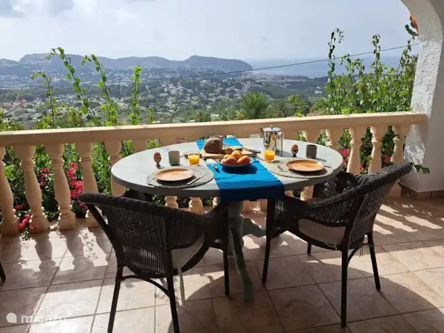 Casa Ça Va huren in Spanje, Costa Blanca, Moraira - villa Op de bovenverdieping heb je uitzicht op zee en op Moraira, vanaf het overdekte terras.
In de ochtend zie je hier de zon opkomen. Heerlijke stek om te ontbijten.