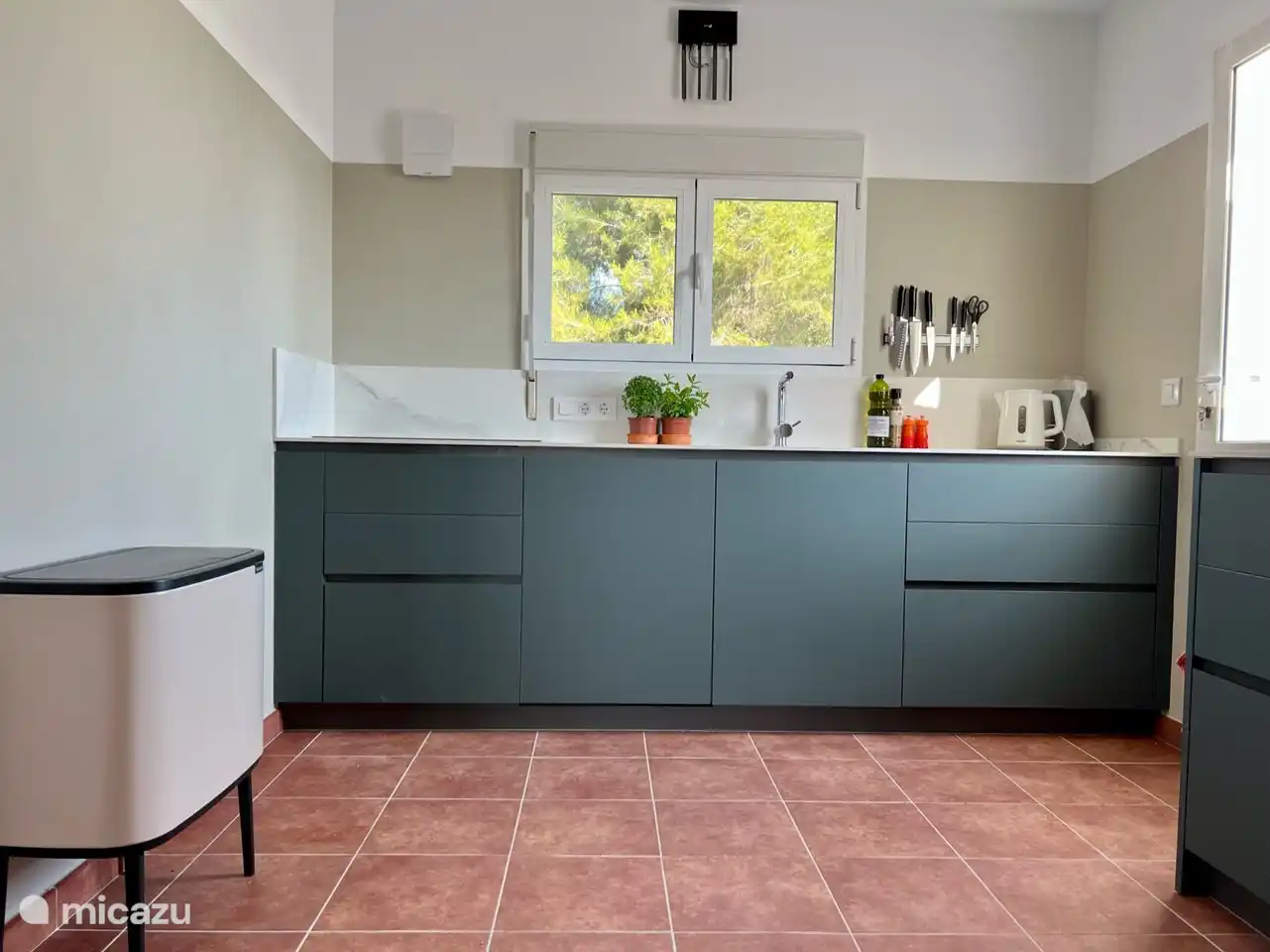 Die geräumige und moderne Küche im Obergeschoss grenzt an das Wohnzimmer. Über einen kleinen Balkon gelangen Sie in die Waschküche (mit Waschmaschine).