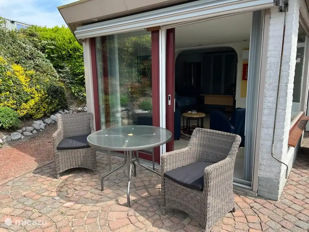 Die Außenterrasse, auf der auch ein Sonnenschirm montiert ist