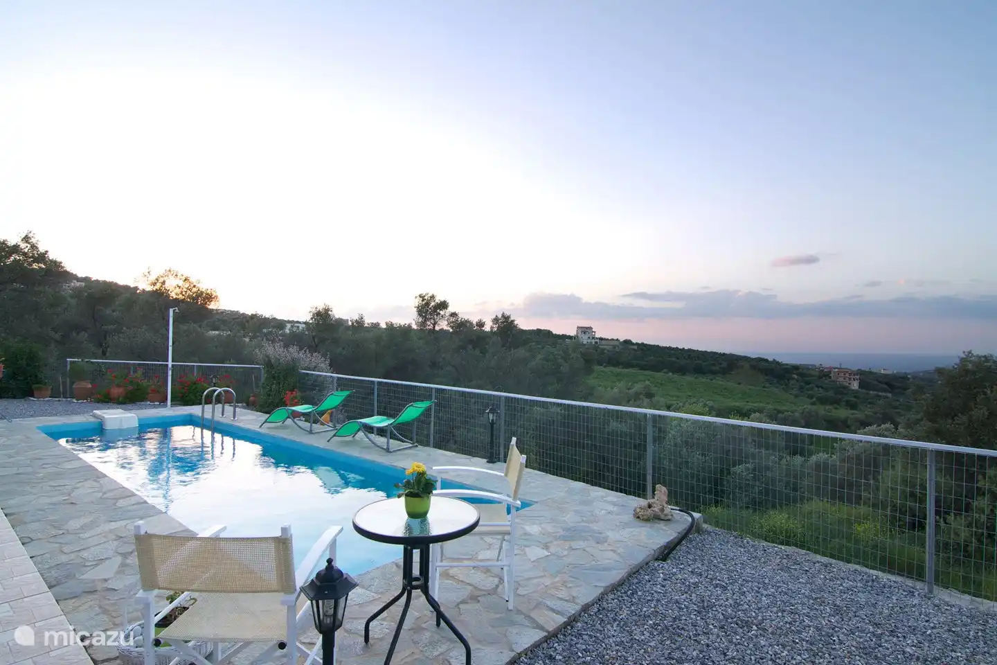 Schwimmbad mit schöner Aussicht über die Olivenhaine