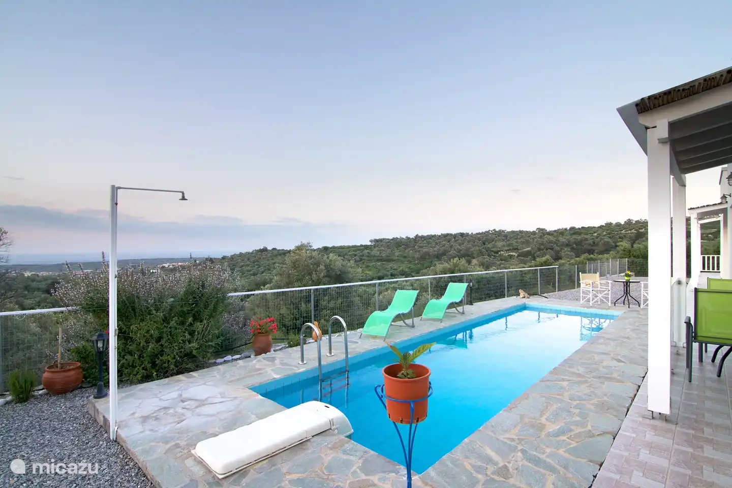 Swimmingpool mit Außendusche und Meerblick