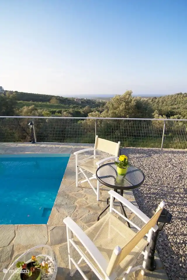 Sitzen am Pool mit herrlichem Blick über die Olivenbäume