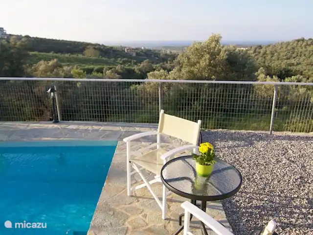 Villa Ipérion | Grèce, Crète, Agia Triada - villa Assis au bord de la piscine avec une vue magnifique sur les oliviers