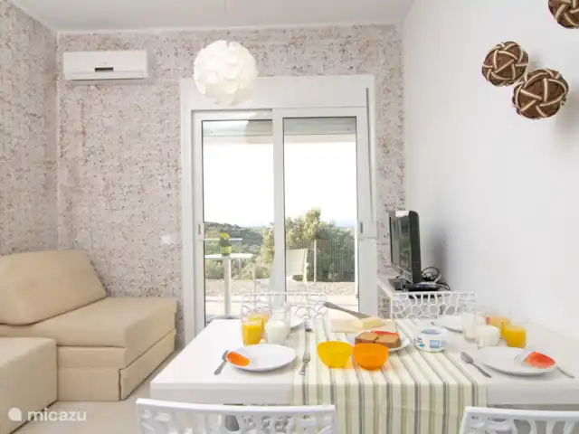 Villa Ipérion | Grèce, Crète, Agia Triada - villa Séjour avec coin repas et vue sur la terrasse