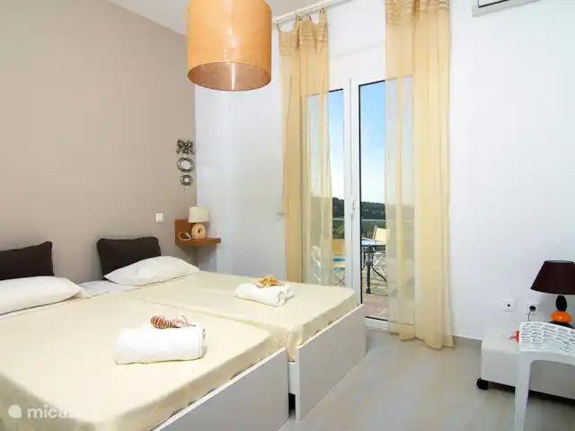 Villa Ipérion | Grèce, Crète, Agia Triada - villa 1ère Chambre avec un lit double et armoire