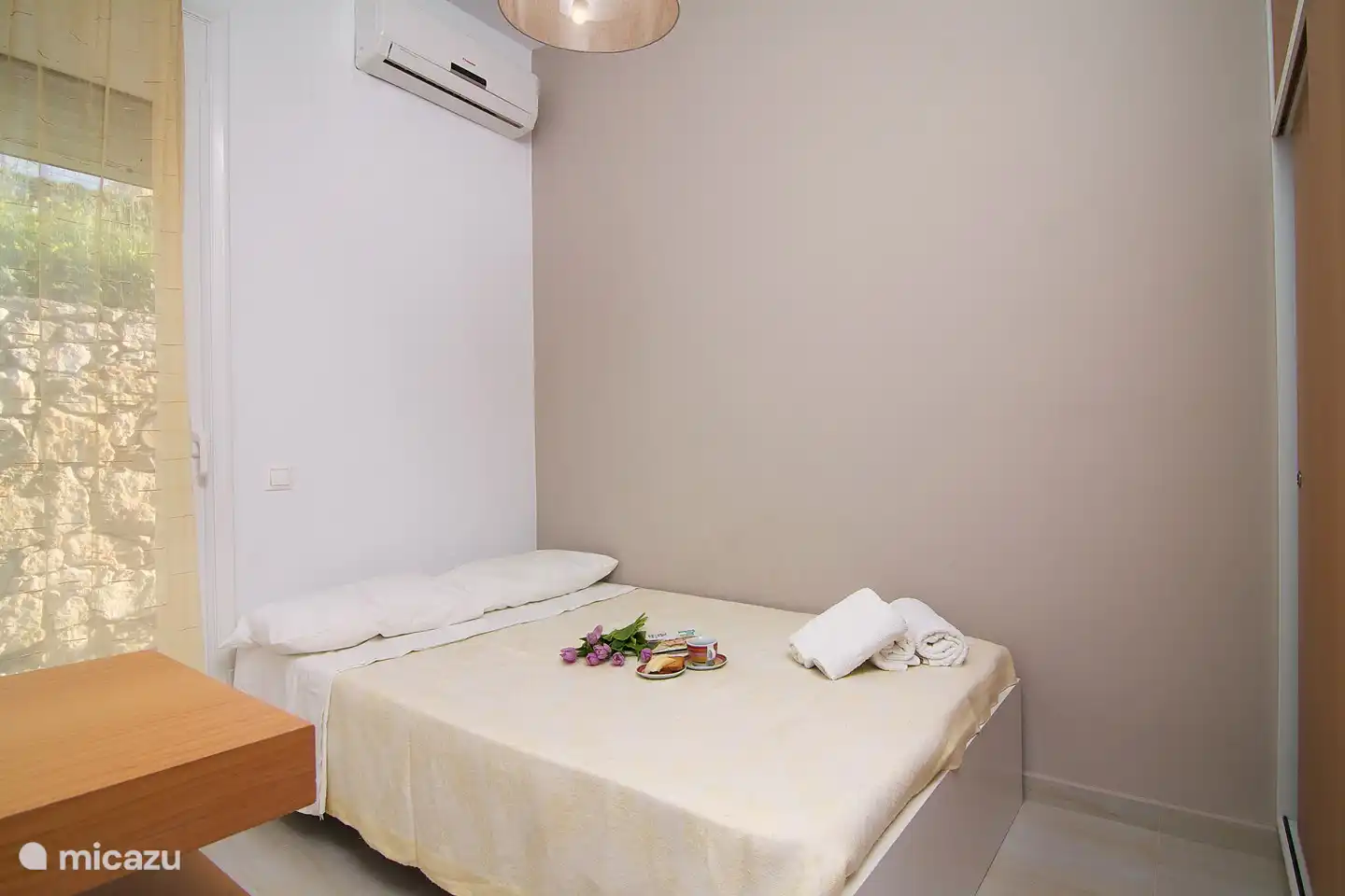 2. Schlafzimmer mit Doppelbett und Kleiderschrank