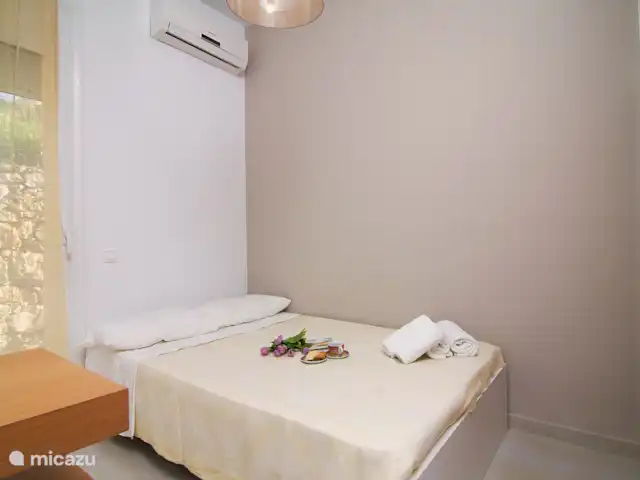 Villa Ipérion | Grèce, Crète, Agia Triada - villa 2ème chambre avec un lit double et armoire