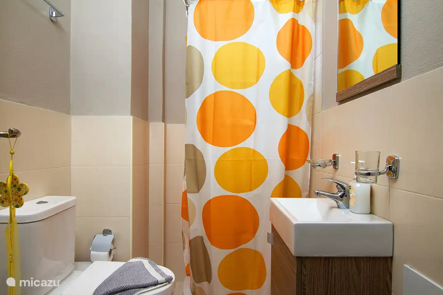 Badezimmer mit Dusche und WC