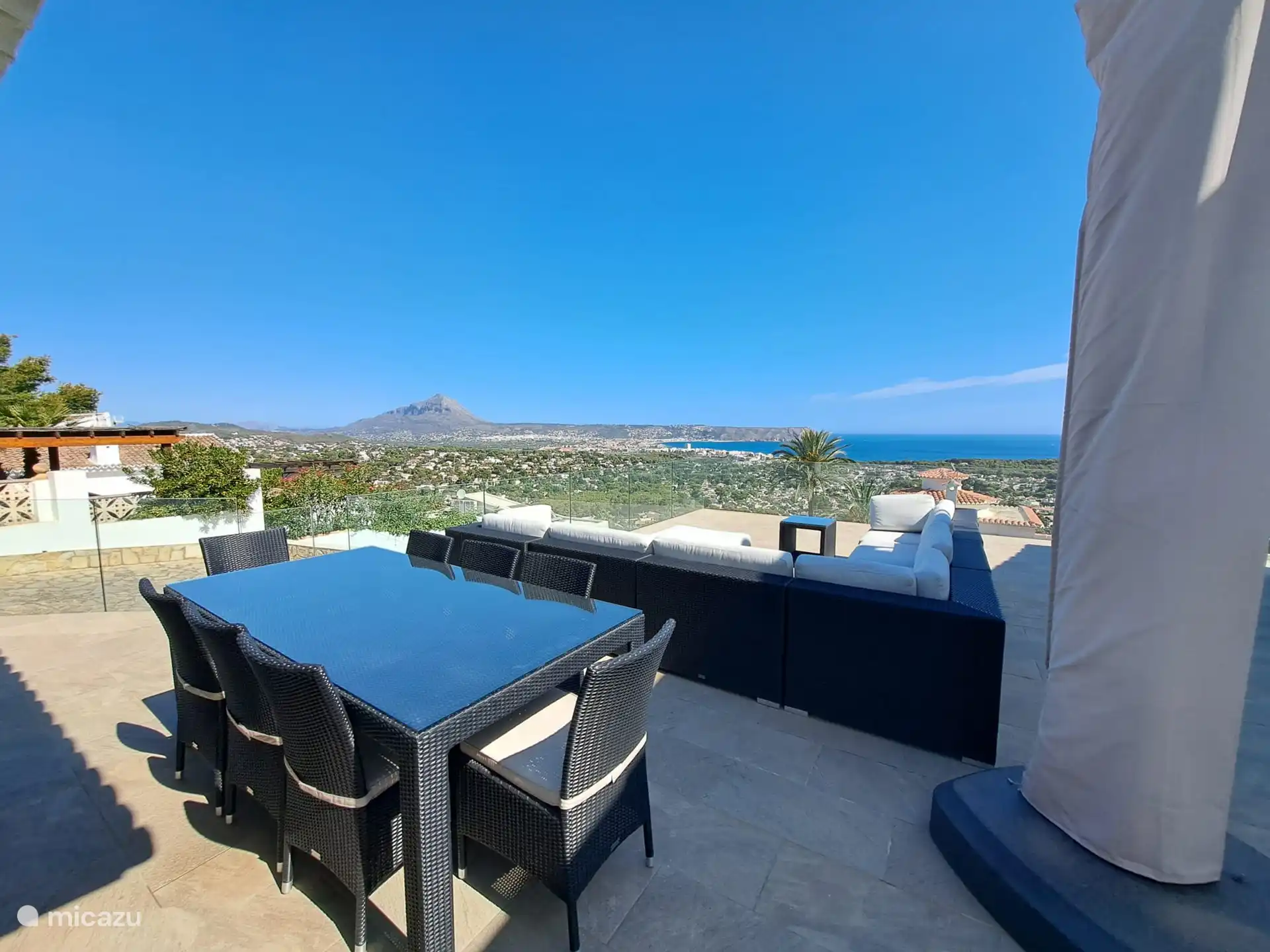 Esstisch im Freien und Lounge-Set