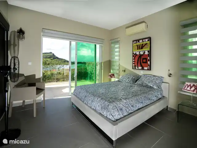 Curazao frente al mar / Bungalow Lagoon en Curazao, Curazao Centro, Piscadera - bungaló Segundo dormitorio con puertas corredizas a terraza y vista a la laguna y al mar.