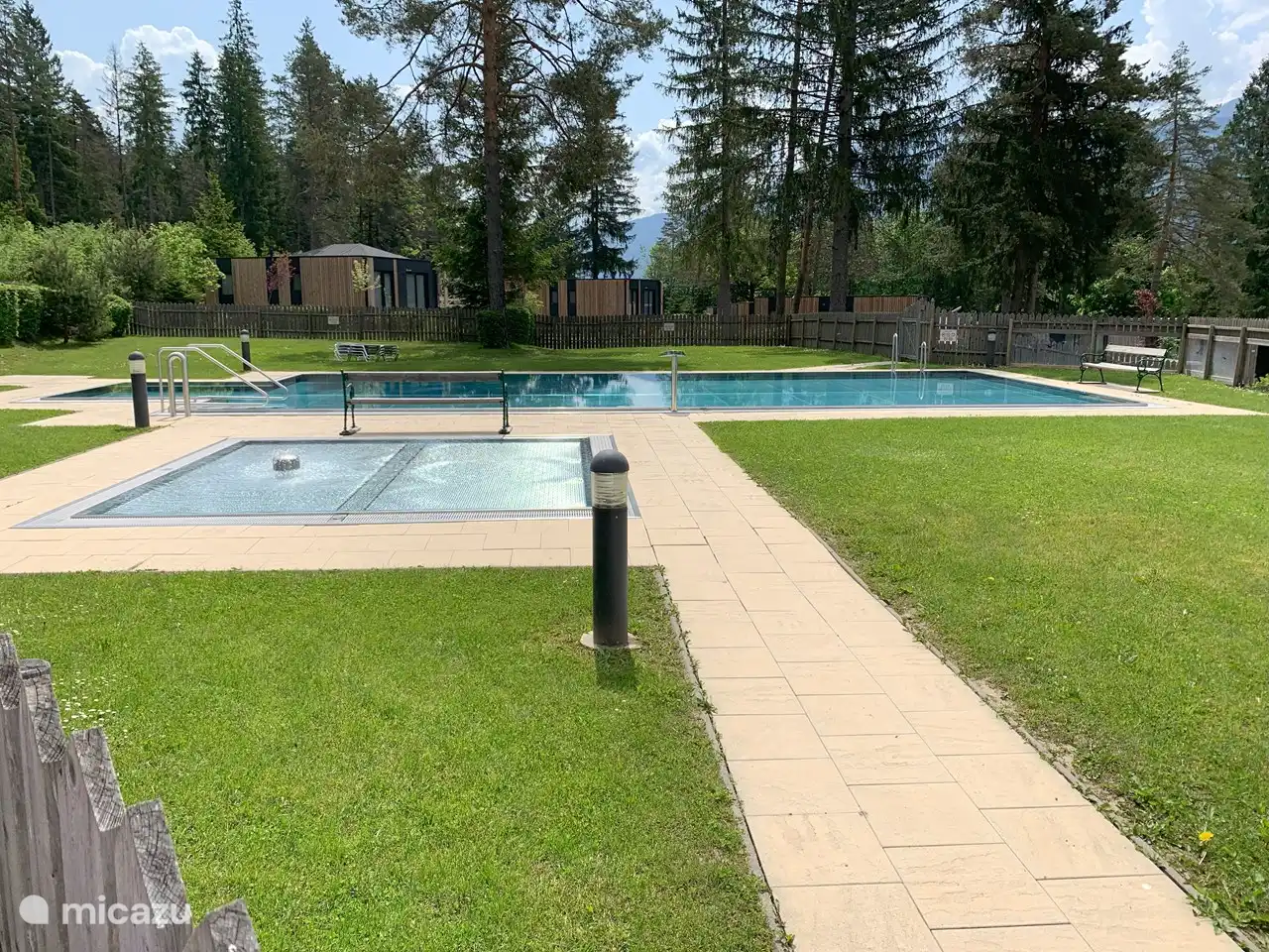 Hacer uso gratuito de la piscina exterior e interior