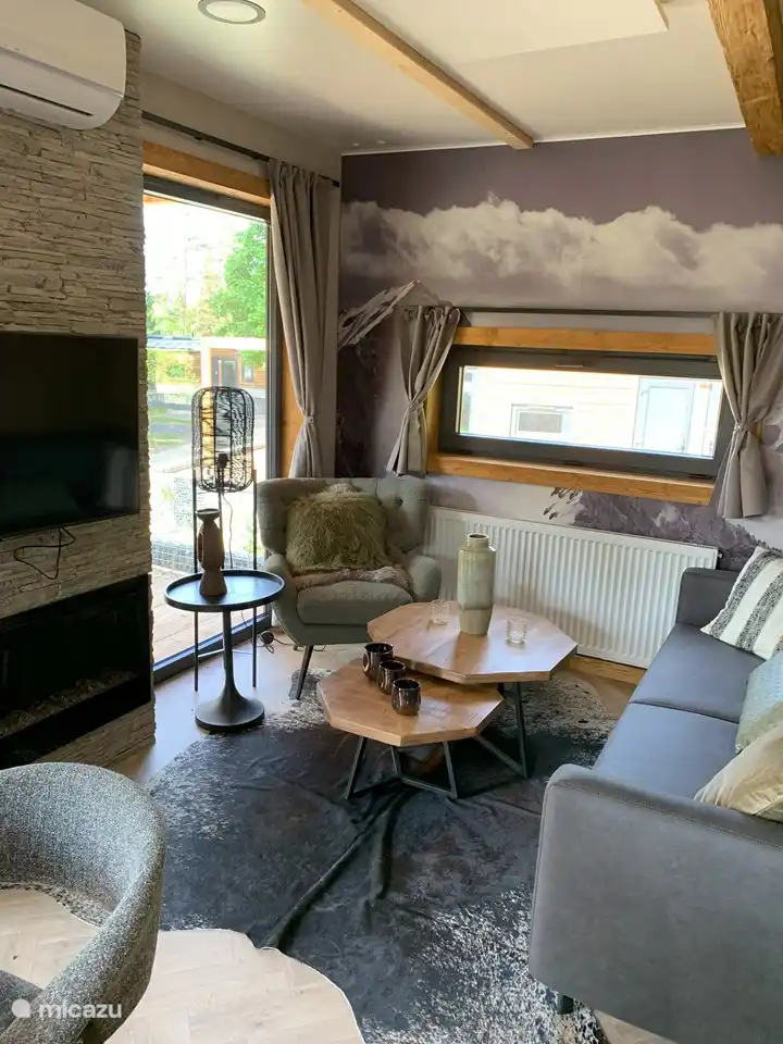 Salón con chimenea decorativa y smart TV